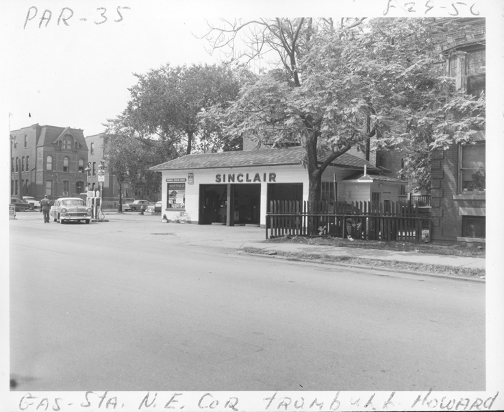 Sinclair gas station at northeast corner of Trumbull and Howard
