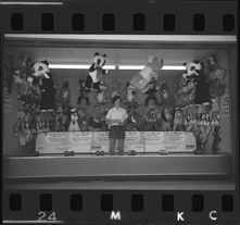 Employee at tic-tac-toe game, Bob-Lo Amusement Park