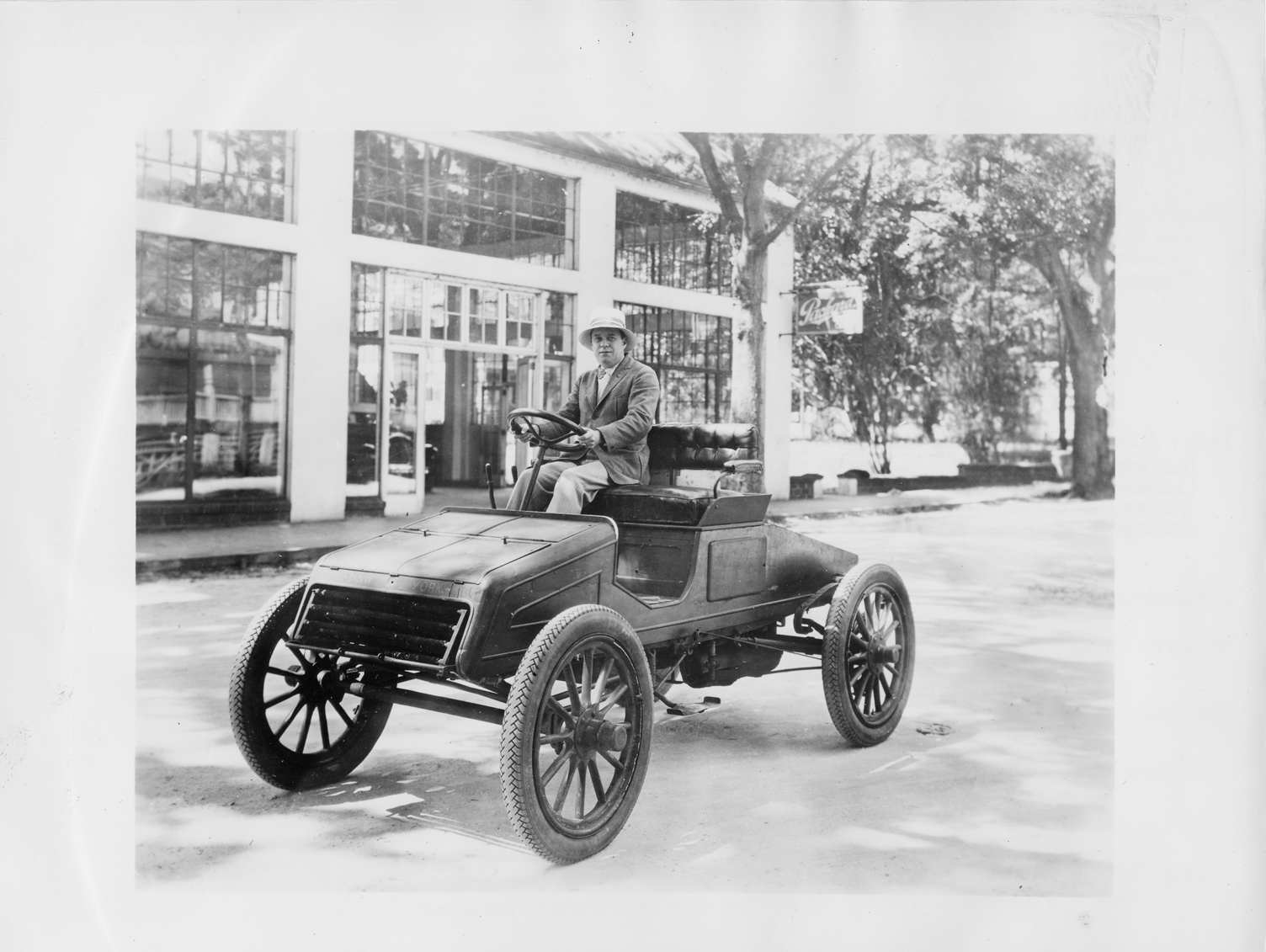 1903 Packard Model F "Old Pacific" in front of Packard dealership