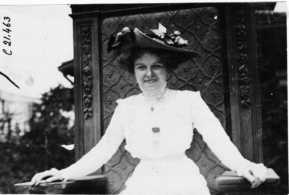 Mrs. H.H. Hower at 1909 Glidden Tour, Detroit, Michigan