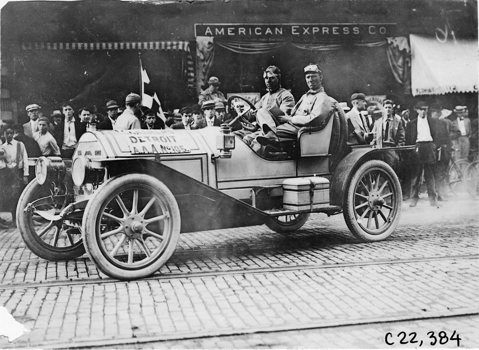 Chalmers car arriving in Kalamazoo, Michigan, 1909 Glidden Tour