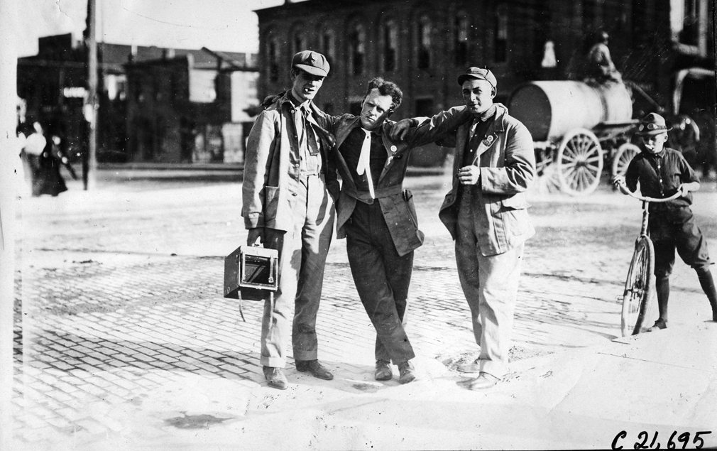 Three Glidden participants in Mankato, Minnesota, at the 1909 Glidden Tour