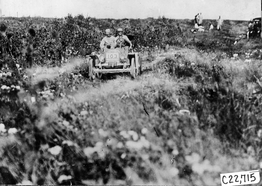 Car #103 on the Iowa prairie, at the 1909 Glidden Tour