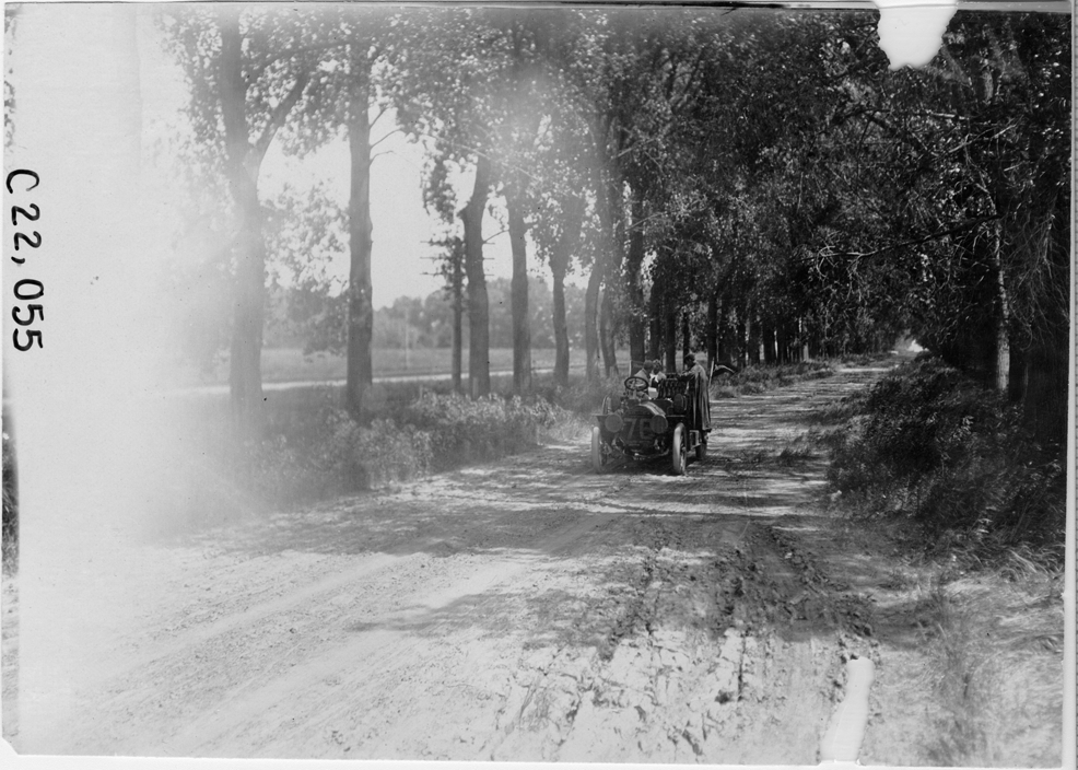 Thomas car near the Loup River bridge, at the 1909 Glidden Tour