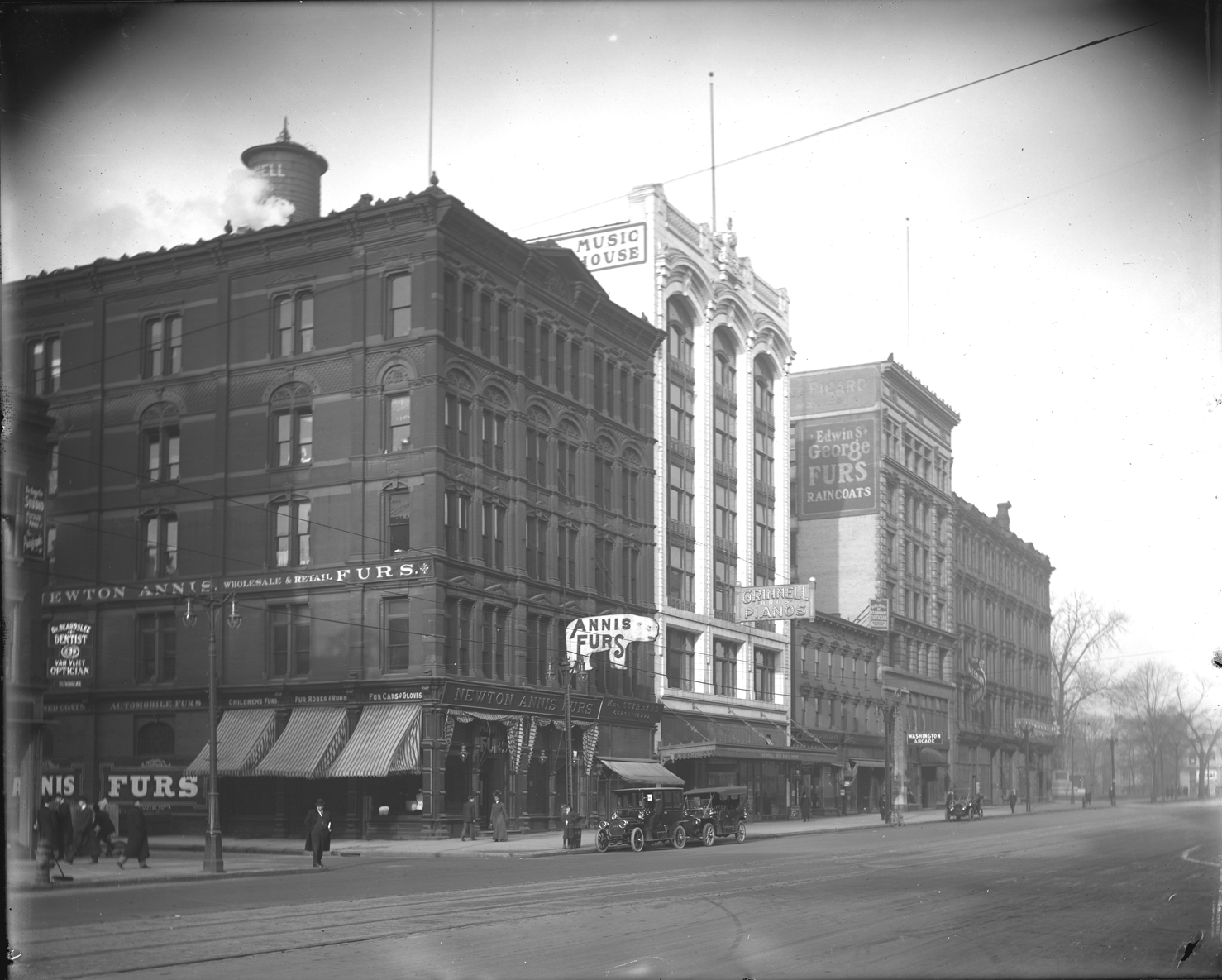 Woodward Ave at Clifford Street