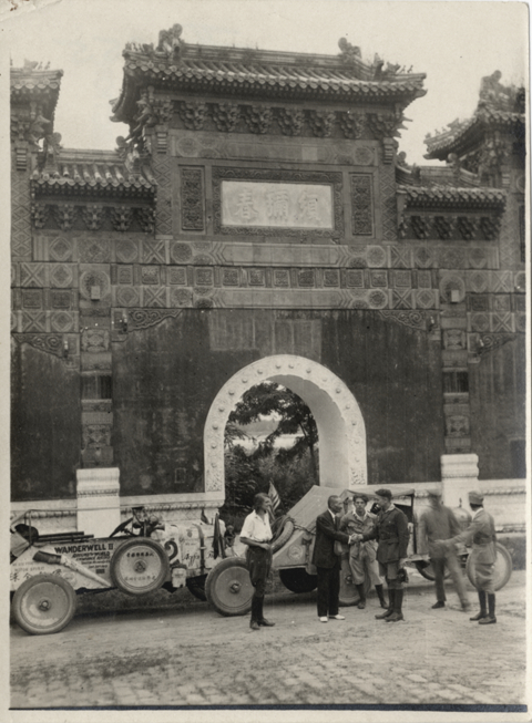 Walter Wanderwell shaking hands with man in China