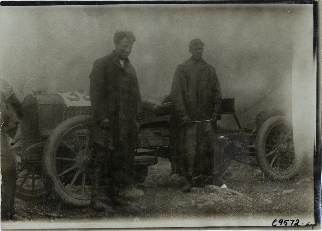 Robertson and Van Tine posing with racecar, 1905 Climb to the Clouds Hill Climb