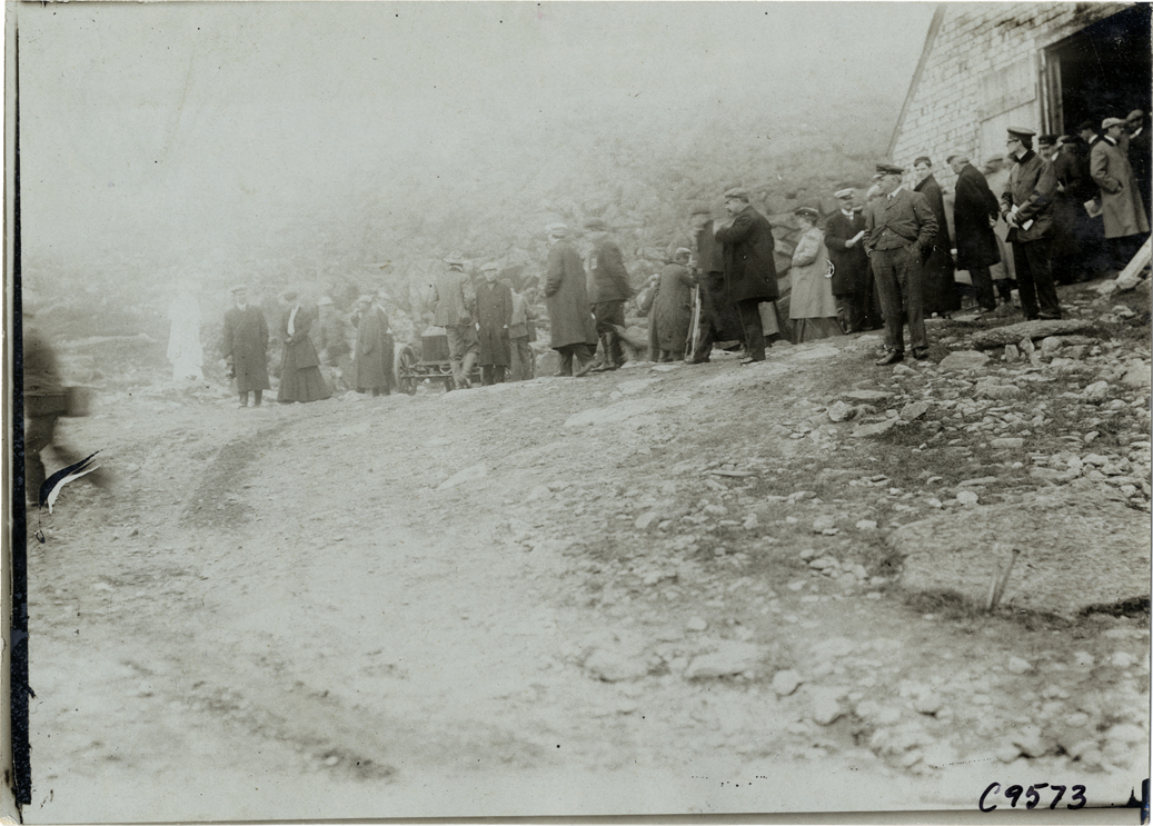Spectators at 1905 Climb to the Clouds Hill Climb