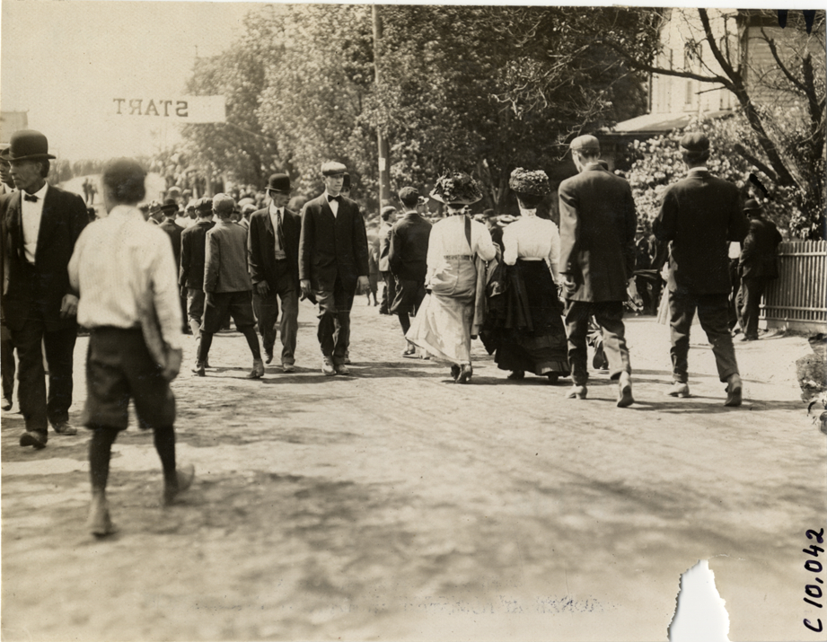 Spectators at 1909 Giant's Despair Hill Climb