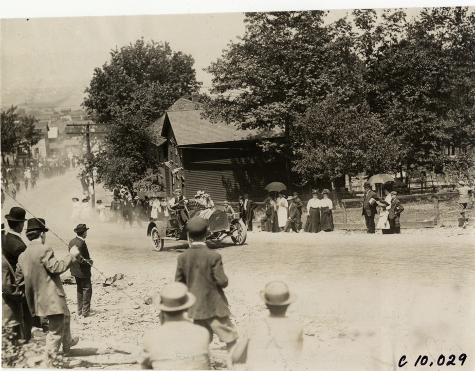 Driver in racecar, 1909 Giant's Despair Hill Climb