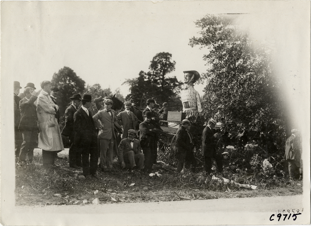 Mannequin in horse-drawn buggy, 1910 Dead Horse Hill Climb