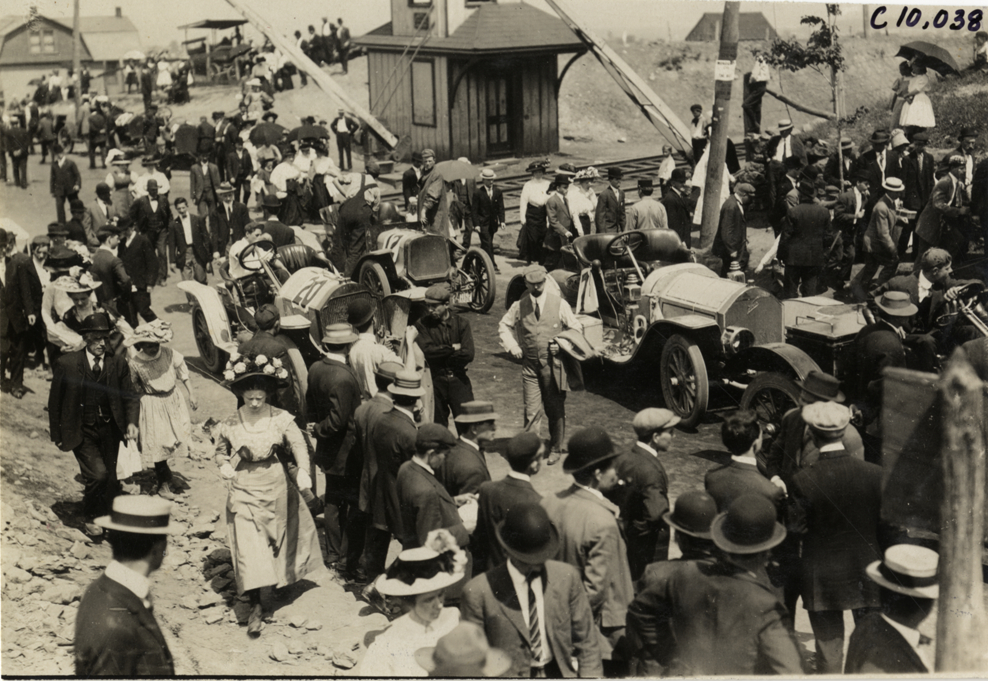 Spectators and racecars, 1909 Giant's Despair Hill Climb