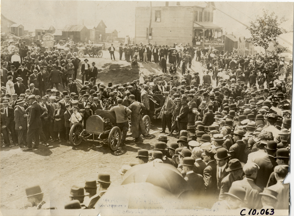 Spectators and racecars, 1909 Giant's Despair Hill Climb