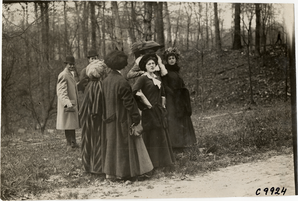 Spectators at 1909 Fort George Hill Climb