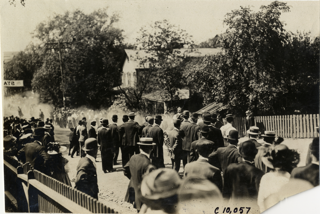 Spectators at 1909 Giant's Despair Hill Climb