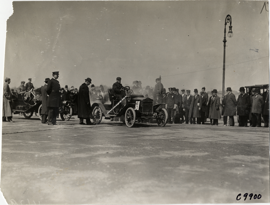 Mansfield driving Maxwell racecar, 1909 Fort George Hill Climb