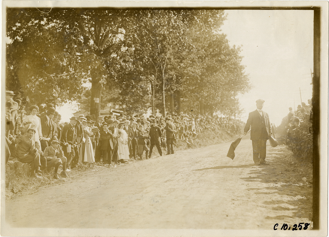 Spectators and racing official, 1910 Shingle Hill Climb