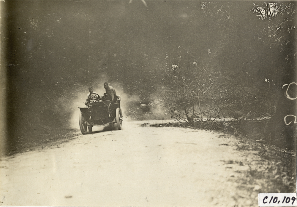 Charles Duffy driving Thomas racecar, 1909 Lookout Mountain Hill Climb