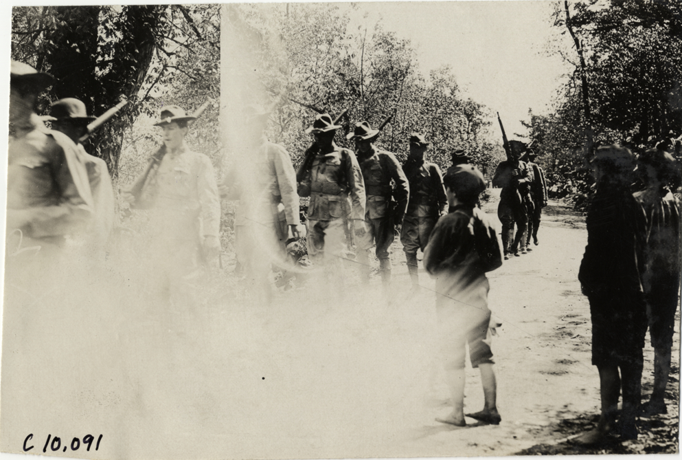 Boys watching soldiers, 1909 Lookout Mountain Hill Climb