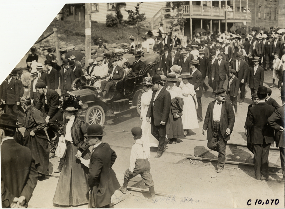 Spectators and racecars, 1909 Giant's Despair Hill Climb