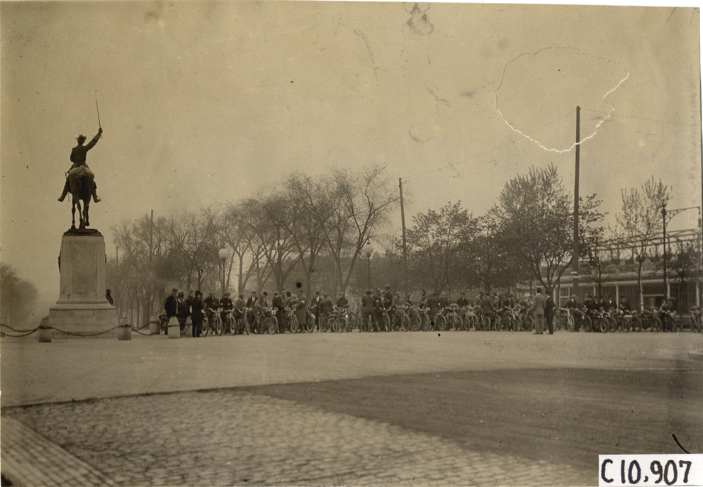 Motorcyclists at Bedford Rest, Brooklyn, 1909 New York Motorcycle Club spring run