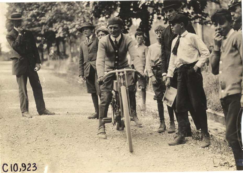 Motorcyclist on roadside, 1909 New York Motorcycle Club spring run