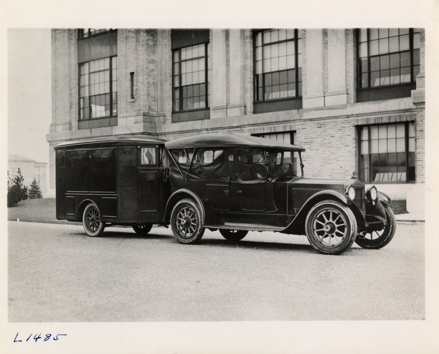 1920 Packard Twin Six automobile pulling house trailer