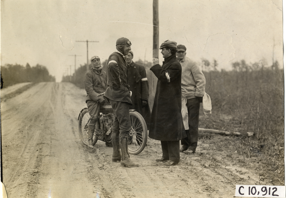 Motorcyclists and spectators, 1909 New York Motorcycle Club spring run