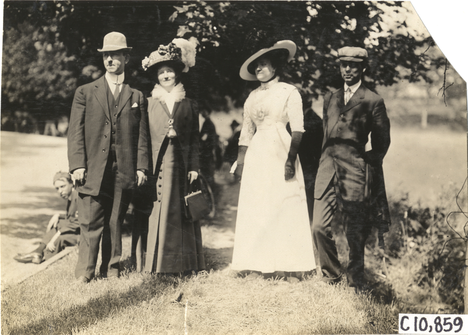 Spectators at 1909 New York Motorcycle Club spring run
