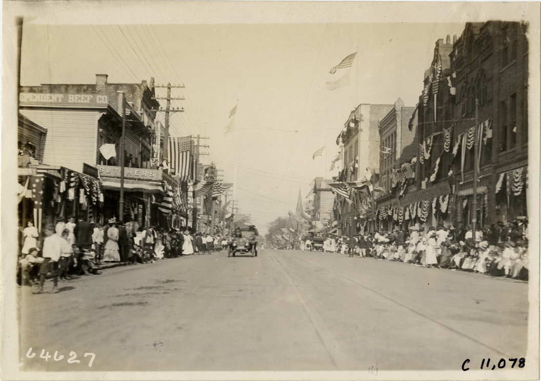 Automobile, 1910 parade in New Rochelle, New York