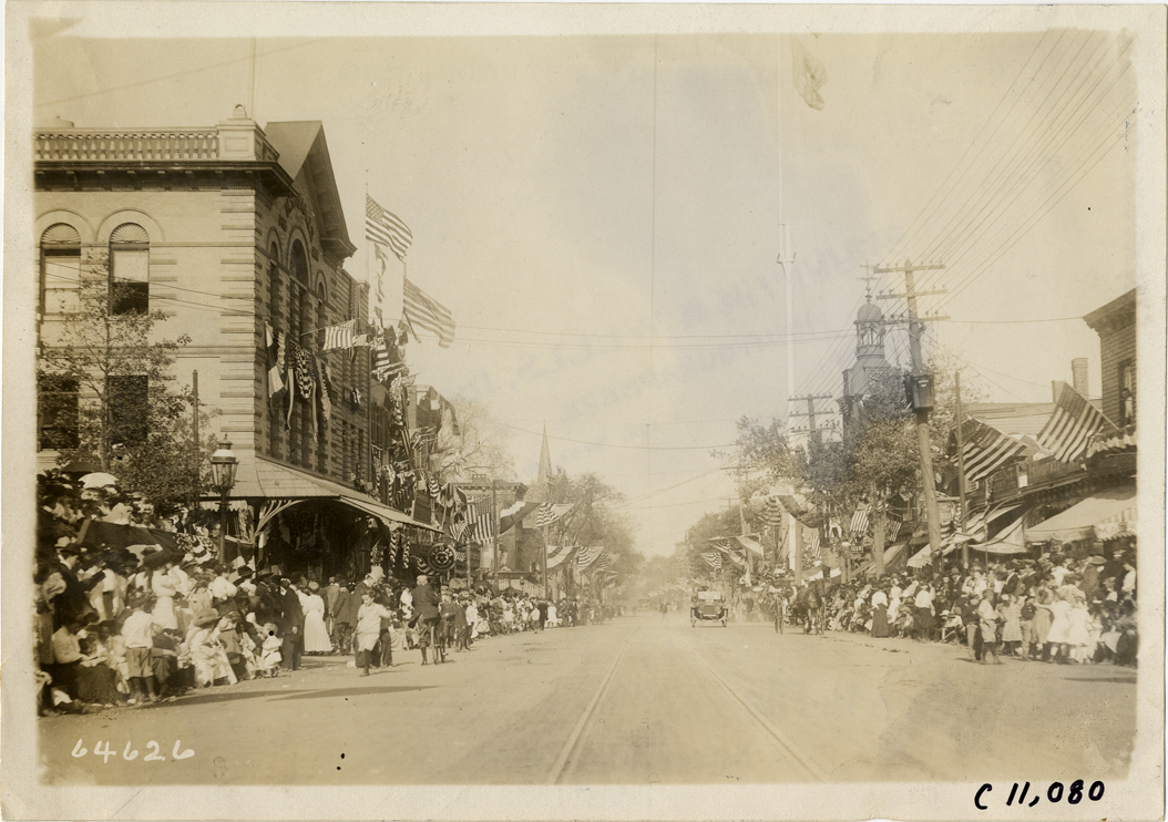 Automobile, 1910 parade in New Rochelle, New York
