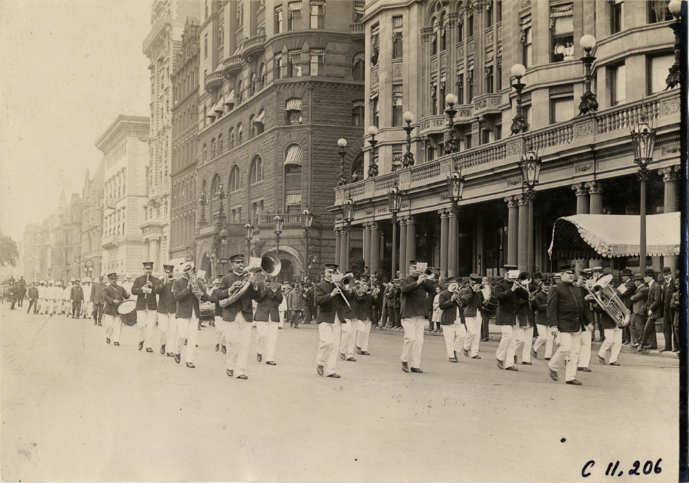 Marching band, 1909 New York street cleaners parade