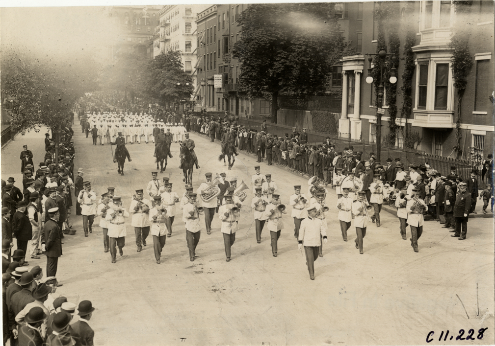 Marching band, 1909 New York street cleaners parade