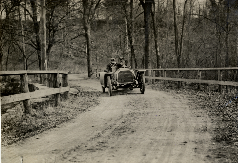 Motorists in racecar, 1908 Briarcliff Trophy Race
