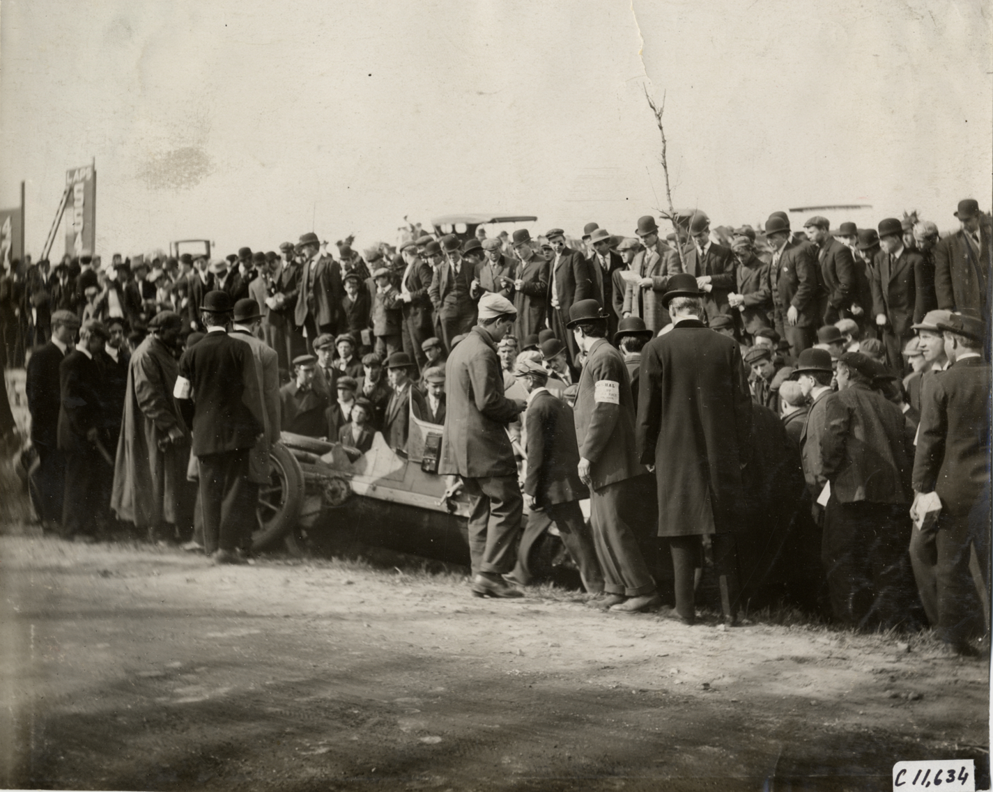 Crowd surrounding Dan Murphy and Maja racecar, 1908 Briarcliff Trophy Race