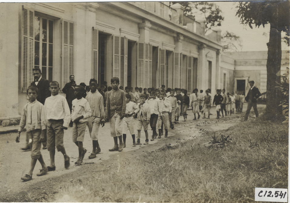 Teacher and schoolchildren, 1906 Cuba Road Race