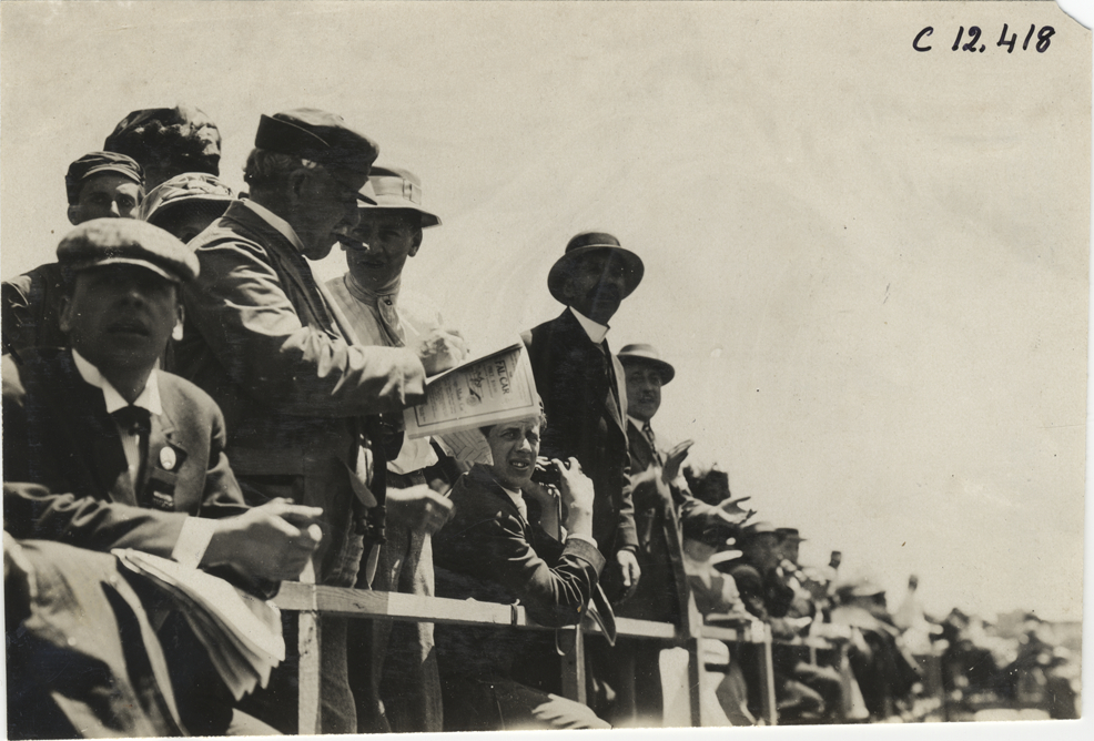 Spectators, 1909 Crown Point races