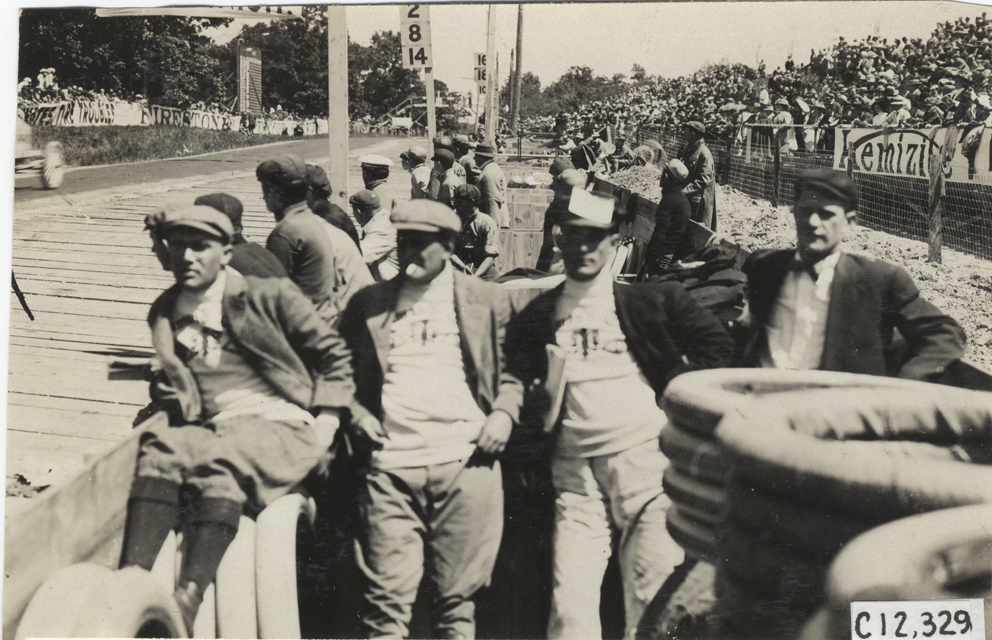 Pit crews, 1909 Crown Point races