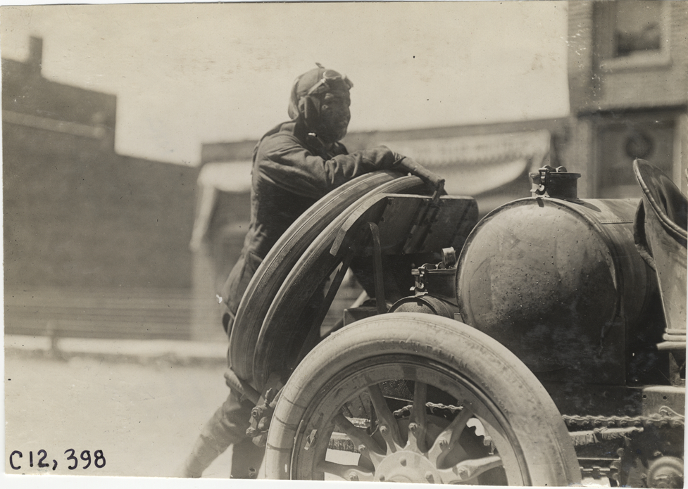 Racecar driver, 1909 Crown Point races