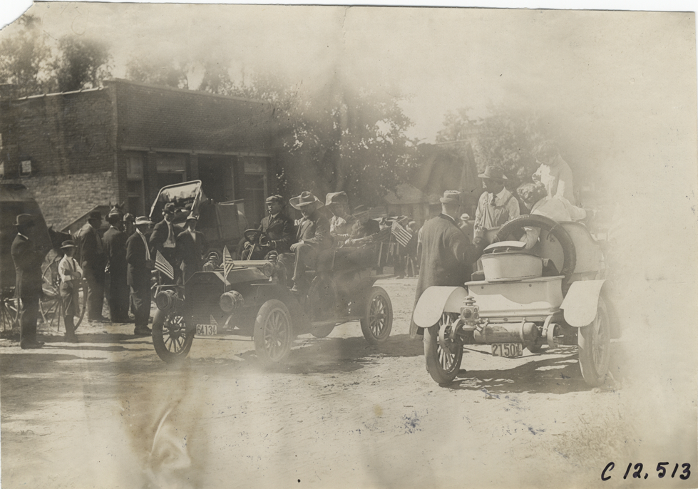 Motorists riding in automobile, 1909 Crown Point races
