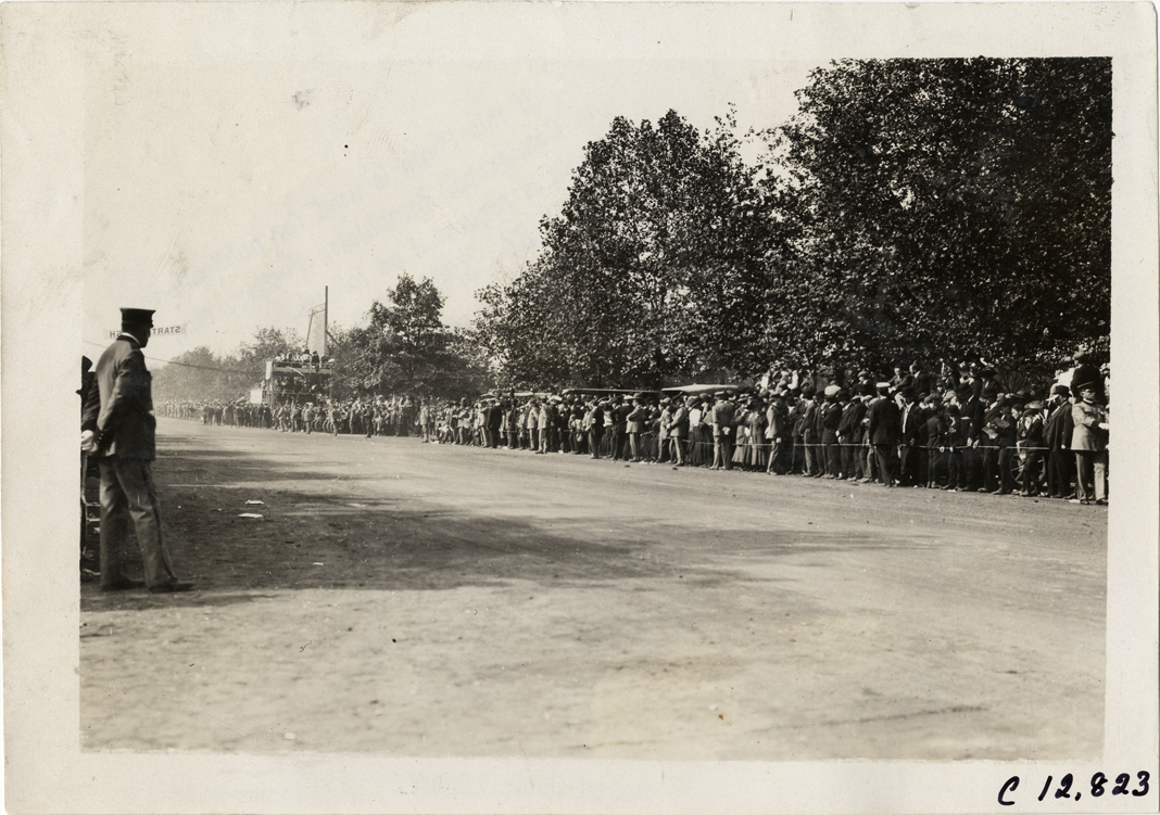 Spectators on roadside, 1909 Fairmount Park races