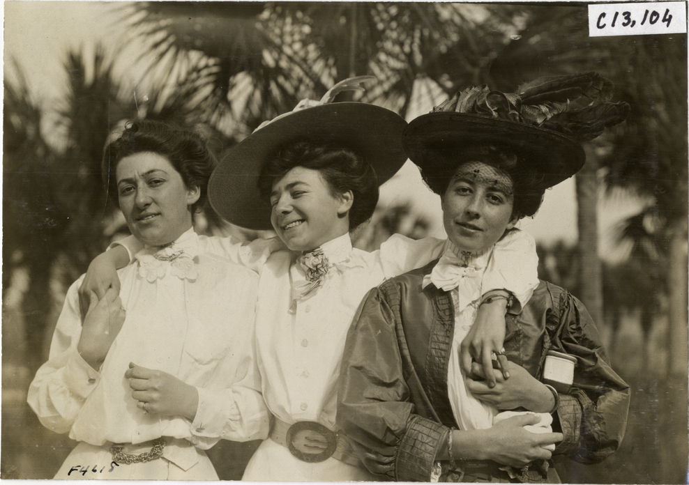 Three women, 1908 Grand Prize races