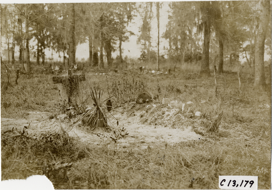 Two graves, 1908 Grand Prize races