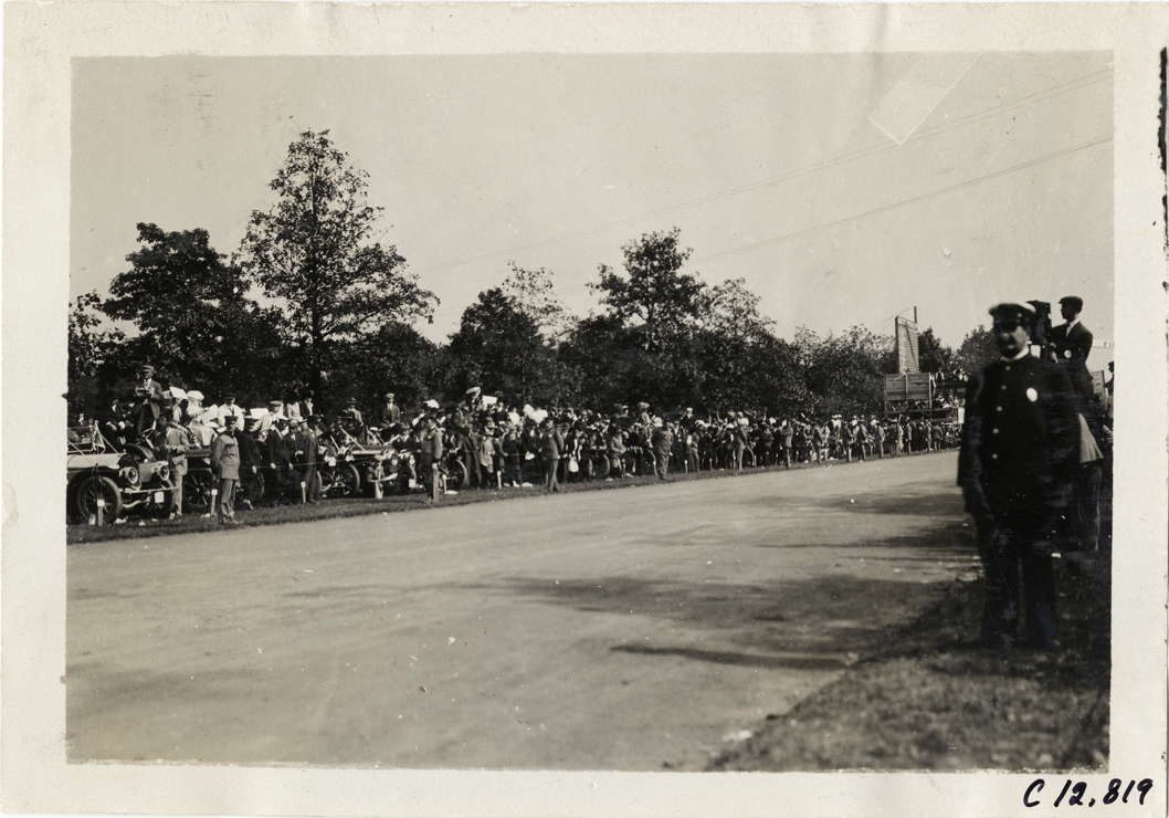Spectators on roadside, 1909 Fairmount Park races
