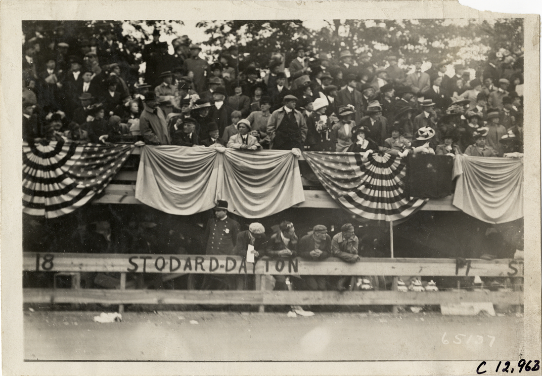 Pit crew and spectators, 1910 Fairmount Park races