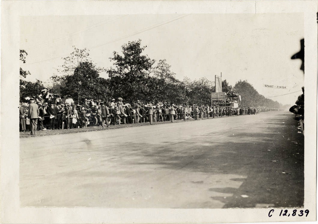 Spectators on roadside, 1909 Fairmount Park races