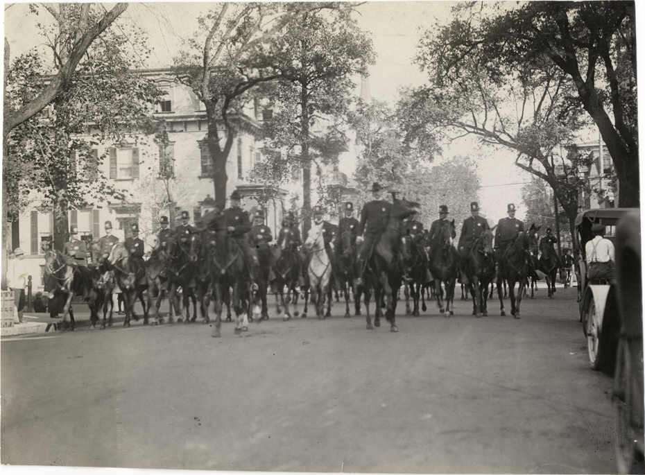 Mounted police, 1908 Grand Prize races