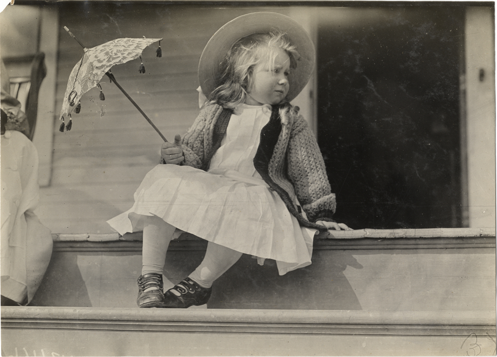 Marion Spooner holding parasol, 1908 Grand Prize races