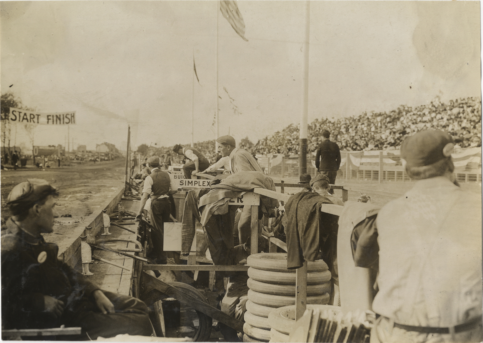 Pit crews, 1908 Grand Prize races