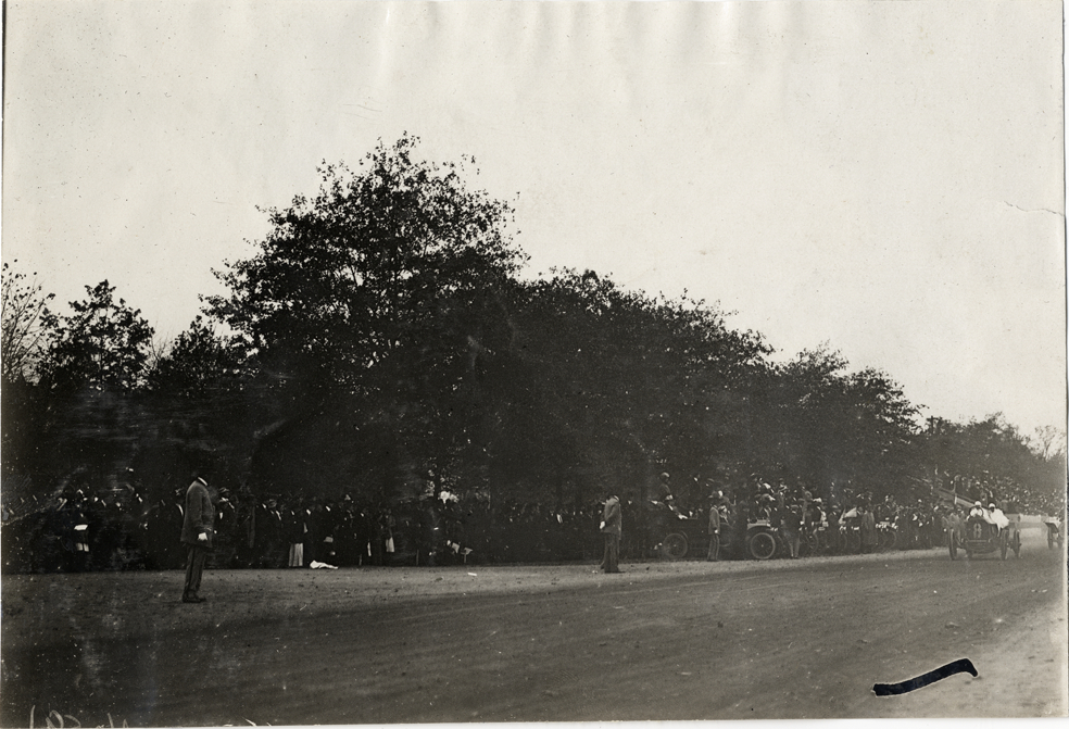 Spectators on roadside, 1908 Fairmount Park races